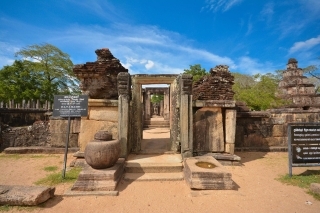 ancient-ruins-at-polonnaruwa-sri-lanka-free-photo