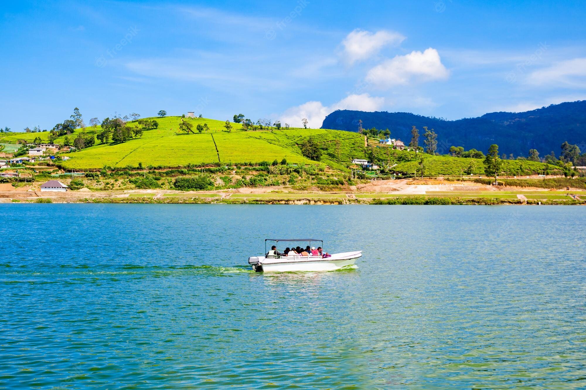 turist-boat-gregory-lake-nuwara-eliya-lake-gregory-is-reservoir-centre-tea-country-hill-city-nuwara-eliya-sri-lanka_78361-9374