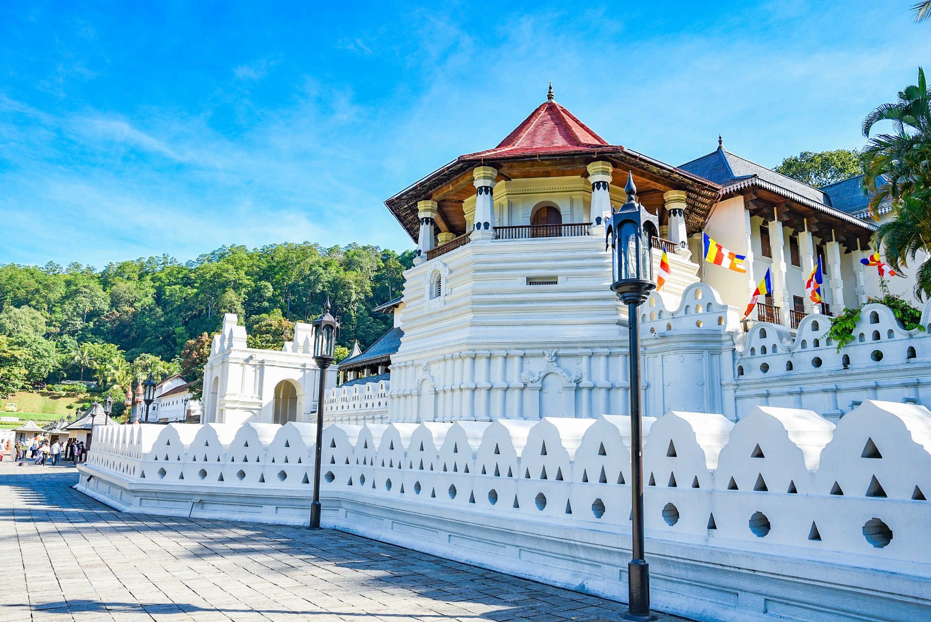 temple-tooth-kandy-sri-lanka-shutterstock_1037797372_24beb3388c (1)