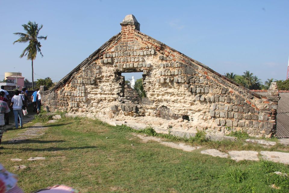 Ruins_of_wall_inside_-_Kalpitiya_Dutch_Fort_in_Sri_Lanka