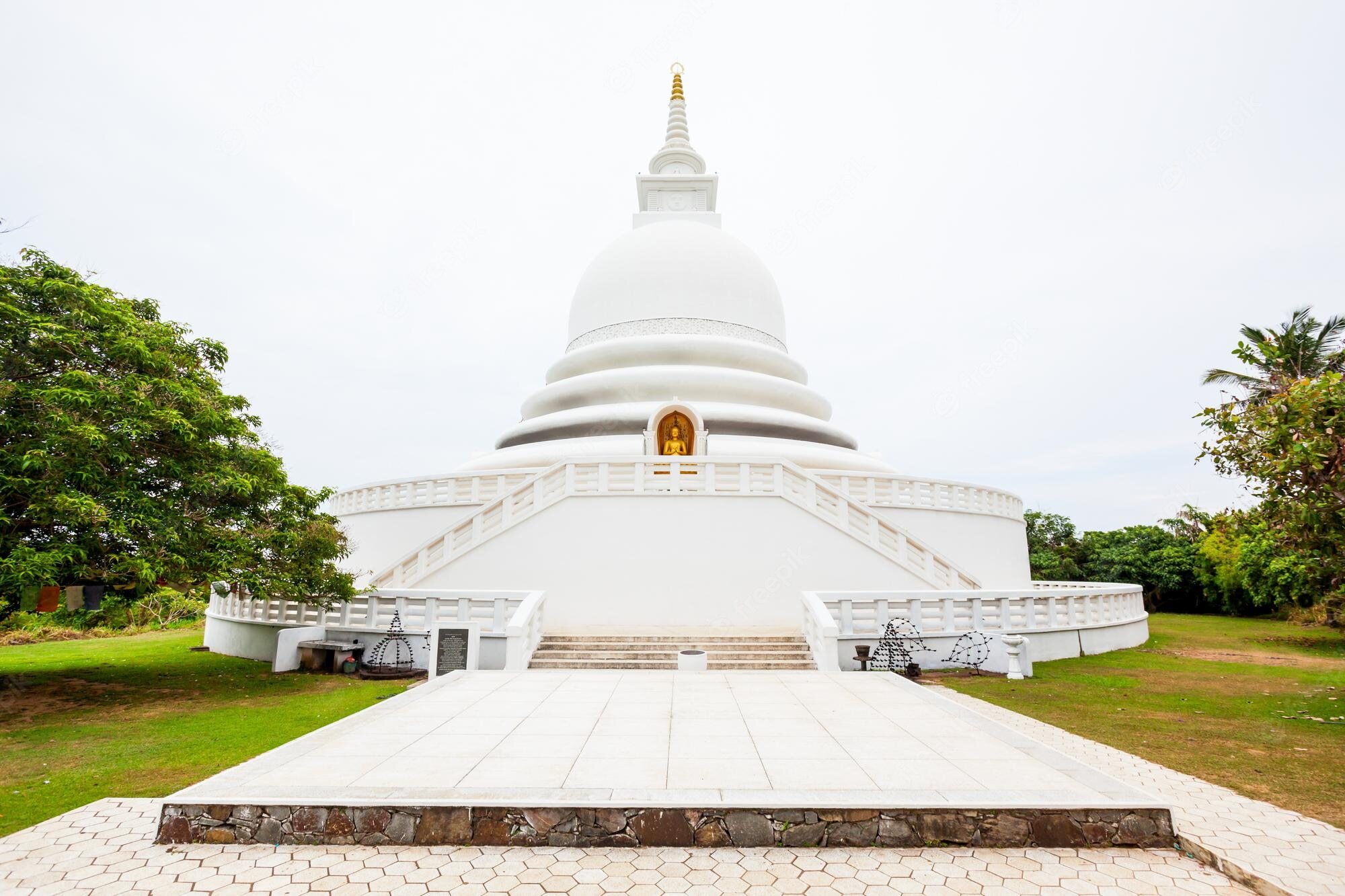 unawatuna-peace-pagoda-unawatuna-galle-sri-lanka-unawatuna-peace-pagoda-is-japanese-buddhist-stupa-built-by-nipponzan-myohoji-monks_78361-9741