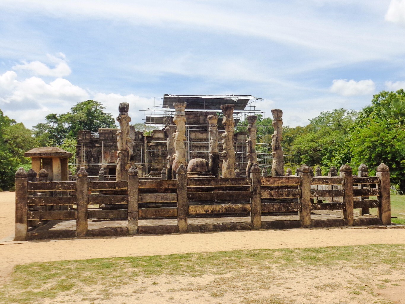 nissanka latha mandapa photo polonnaruwa nissanka latha mandapa photo