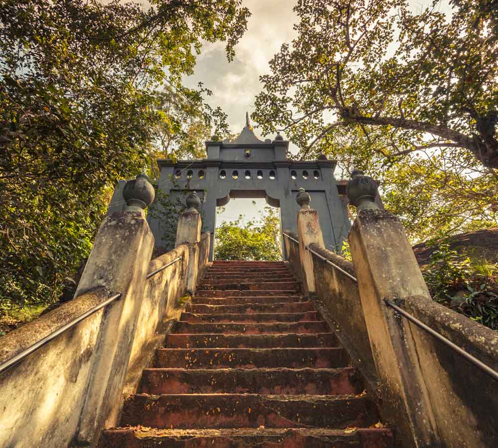 mulkirigala rock temple path staircase to the mulkirigala temple