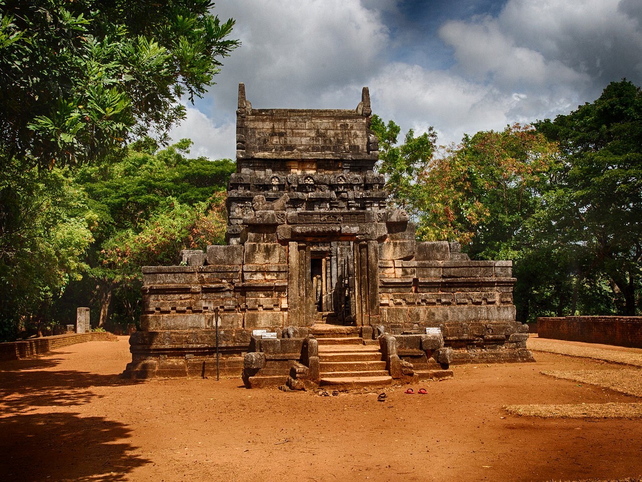 nalanda gedige photo Nalanda gedige overlook
