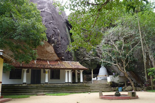 mulkirigala rock temple inside view mulkirigala rock temple inside