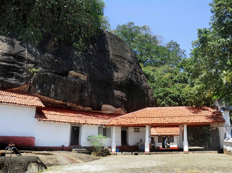mulkirigala temple outside look mulkirigala rock temple outside look