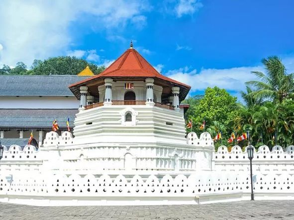 sri-dalada-maligawa-temple-of-the-tooth-relic Excellent Gems at Kandy