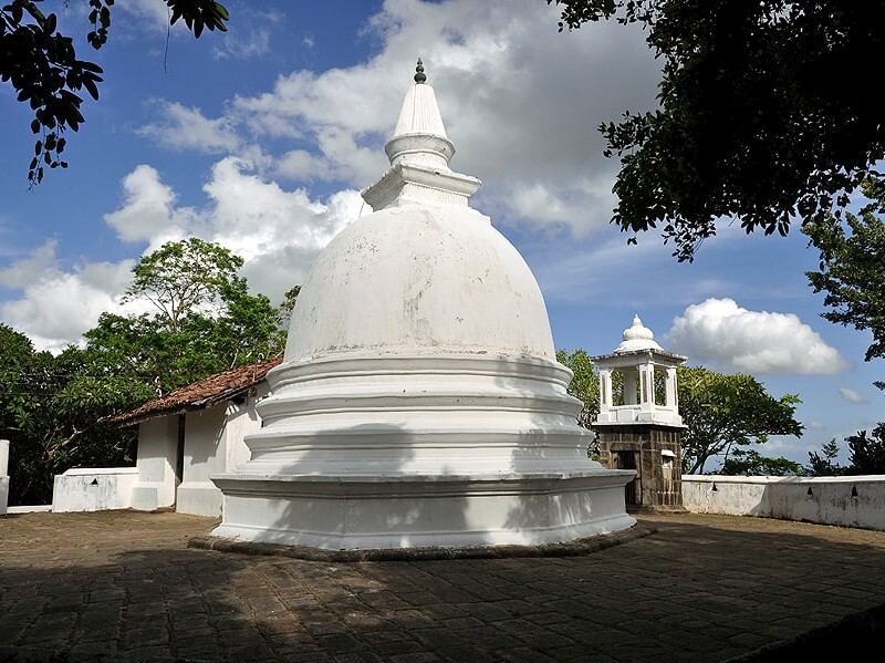 mulkirigala temple stupa stupa at top of the mulkirigala temple