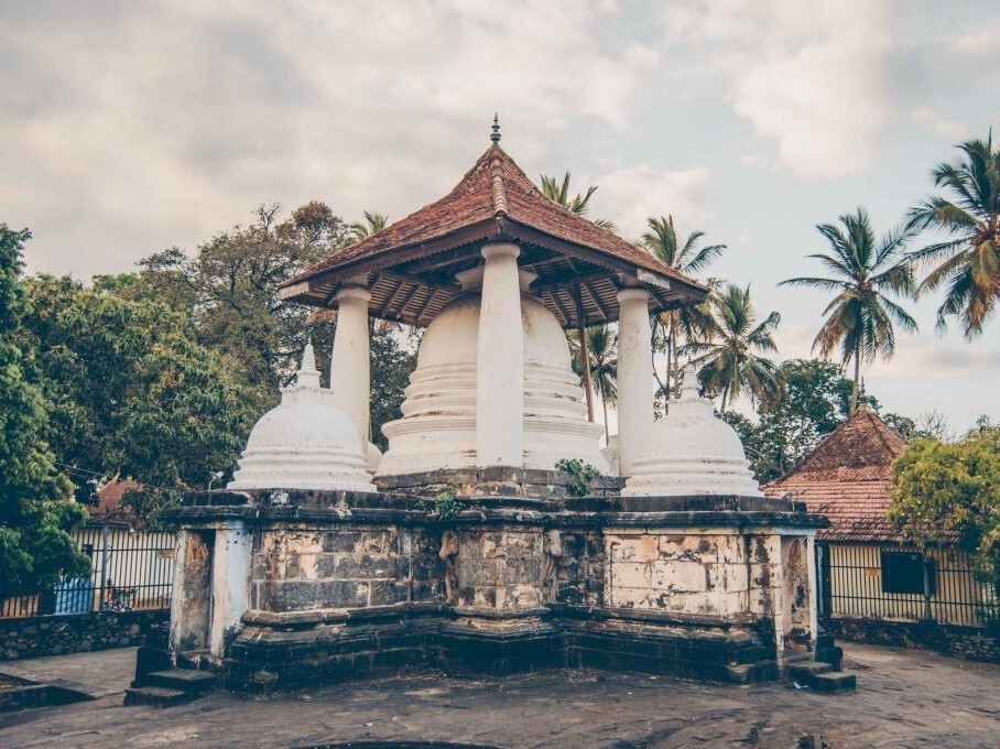 gadaladeniya temple stupas gadaladeniya temple evening view